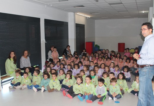 Uns 150 nenos e nenas do novo colexio de Oroso participaron nunha xornada informativa sobre a reciclaxe e recibiron un xogo de Troi